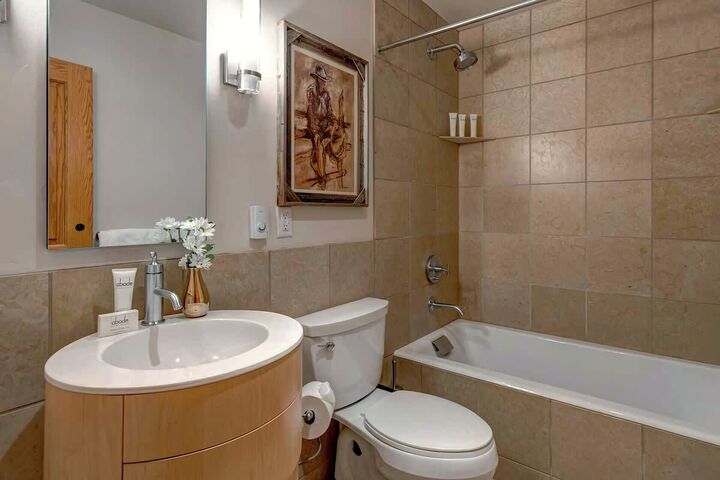 6 Bdrm 5 Bath HT - Ensuite Bathroom