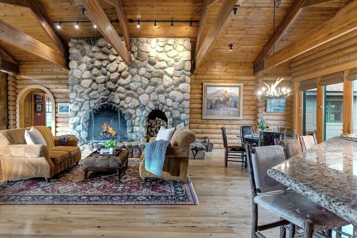 6 Bdrm 5 Bath HT - Sitting Area & Breakfast Nook