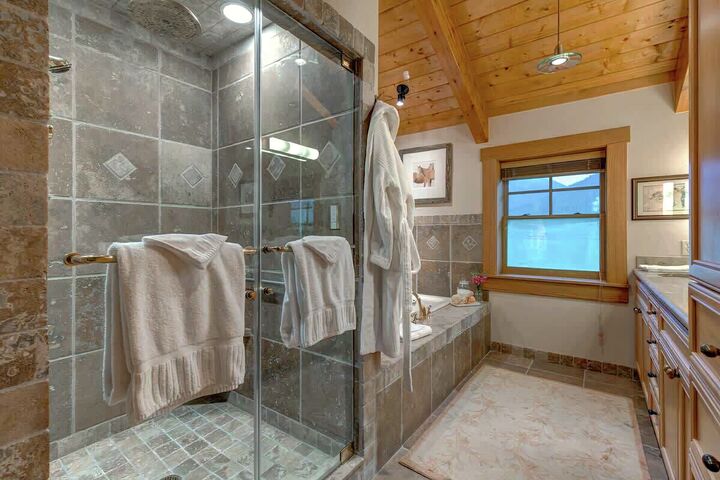 6 Bdrm 5 Bath HT - Master Ensuite Bathroom