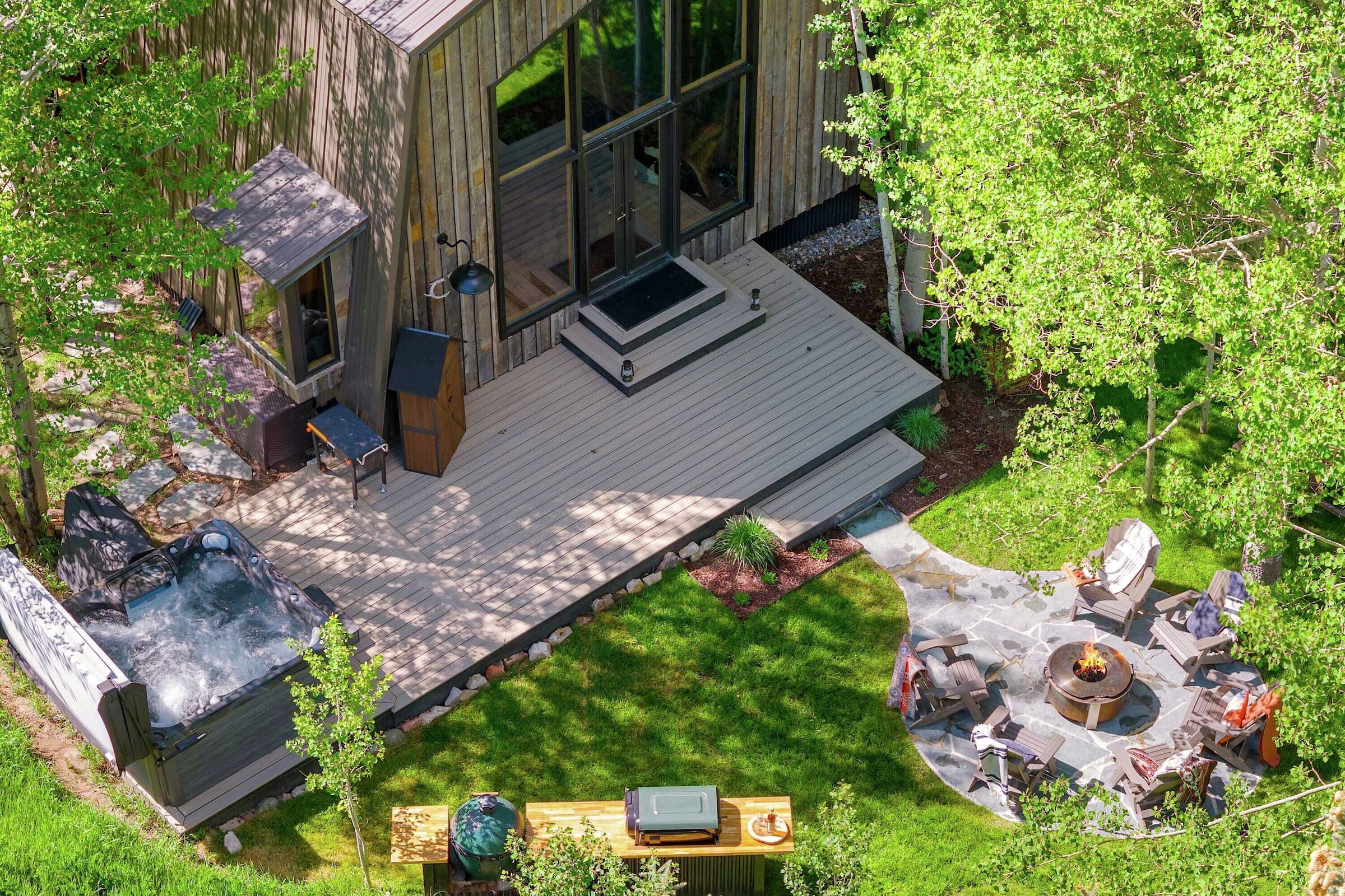 Deck with BBQ, Big Green Egg Smoker, Hot Tub & Firepit