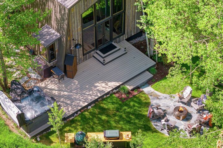 Deck with BBQ, Big Green Egg Smoker, Hot Tub & Firepit