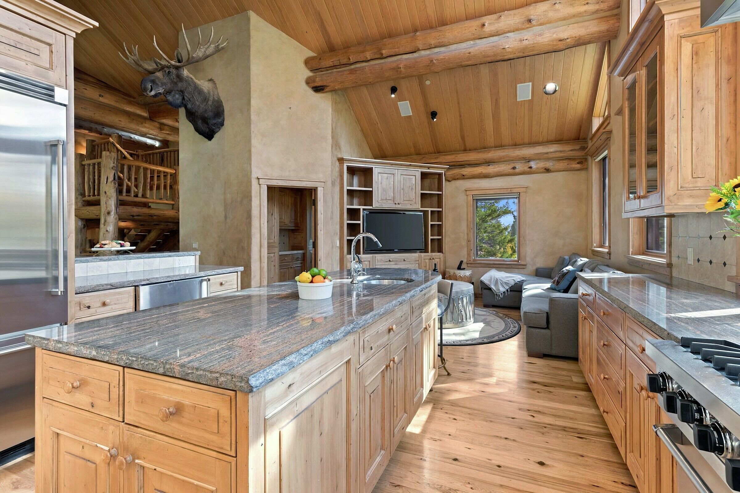 Kitchen & Sitting Area