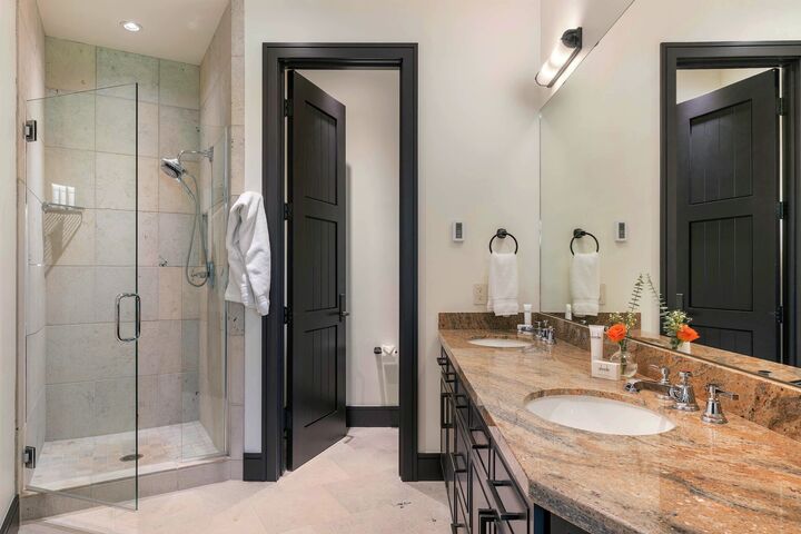 6 Bdrm 6.5 Bath HT - Ensuite Bathroom