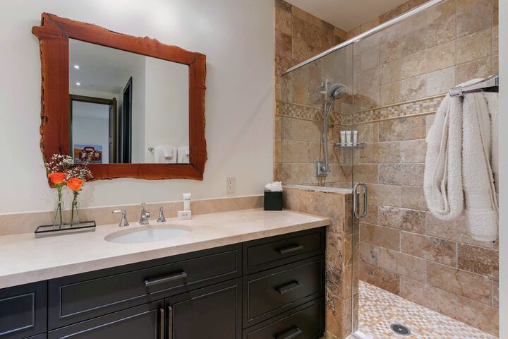 6 Bdrm 6.5 Bath HT - Ensuite Bathroom