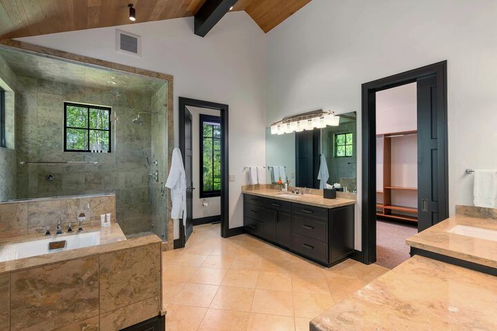 6 Bdrm 6.5 Bath HT - Master Ensuite Bathroom