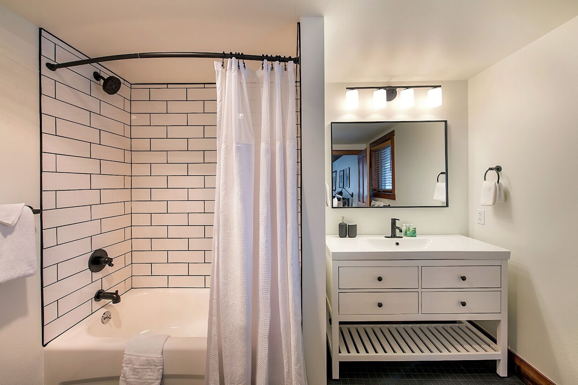 #2100 - Master Ensuite Bathroom