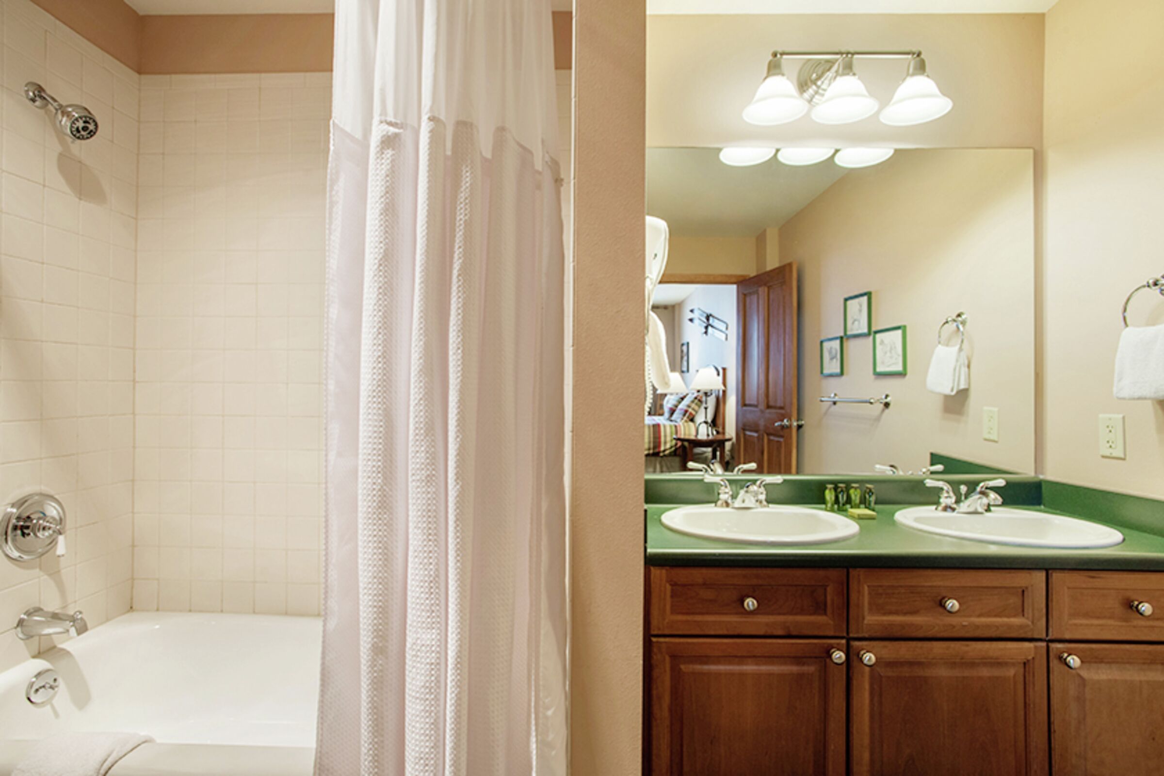 #1604 - Master Ensuite Bathroom