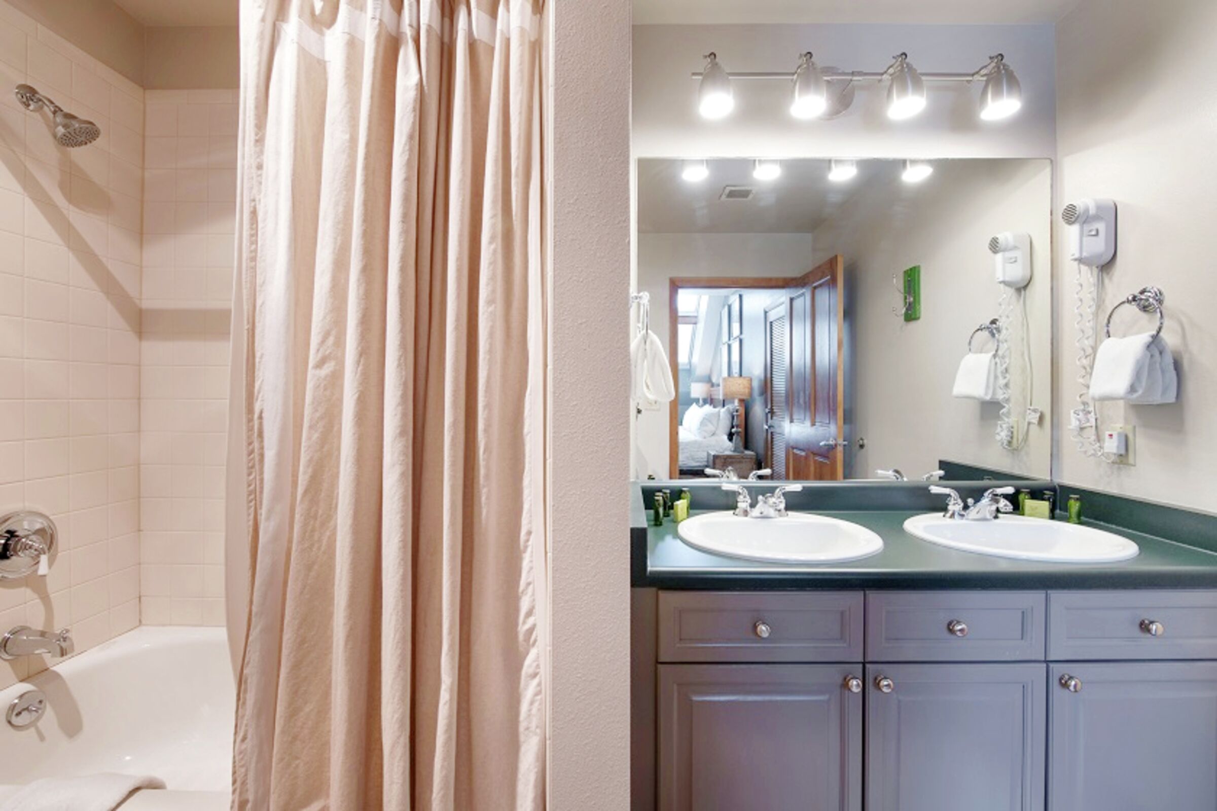 #2700 - Master Ensuite Bathroom
