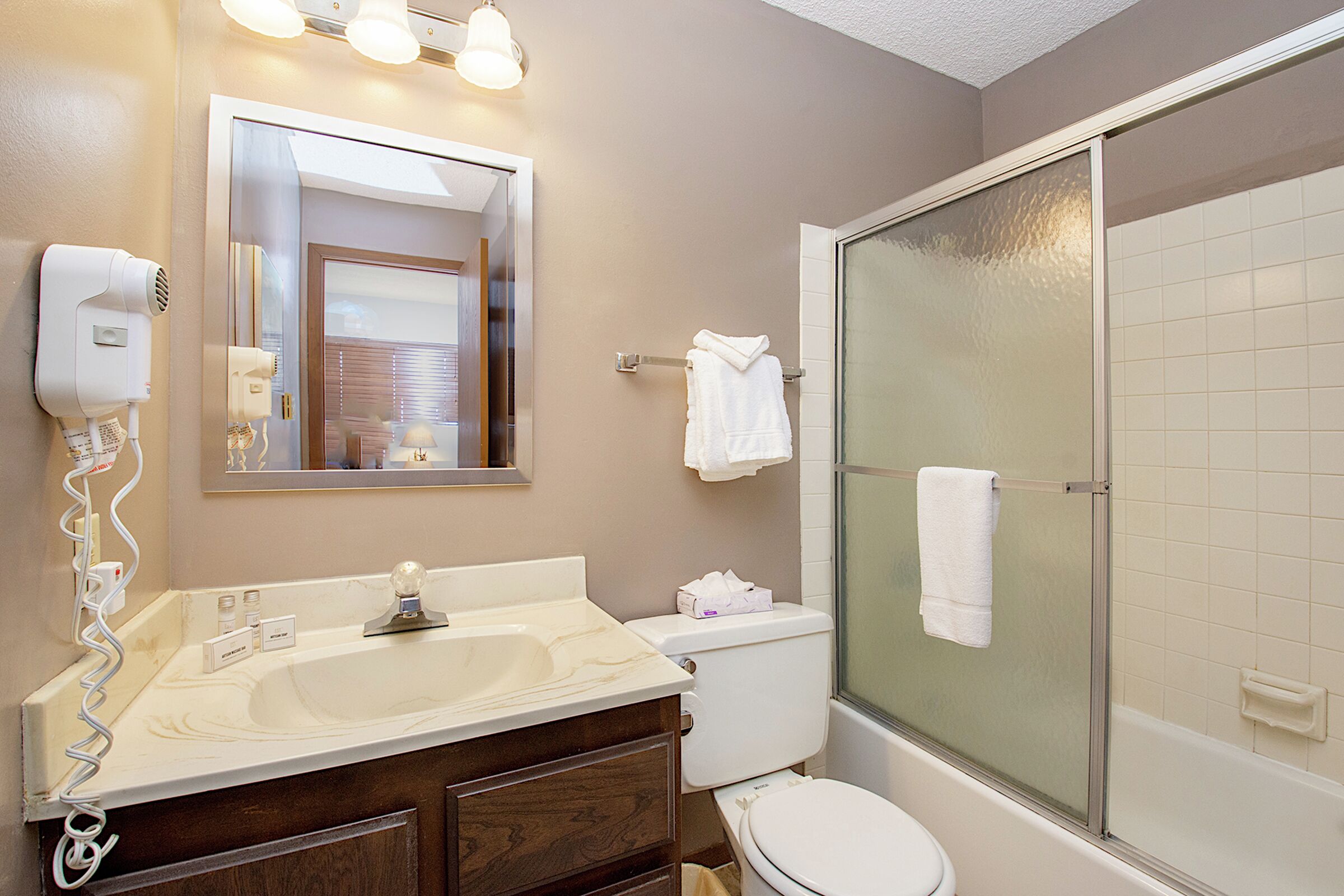 #0931 - Ensuite Bathroom