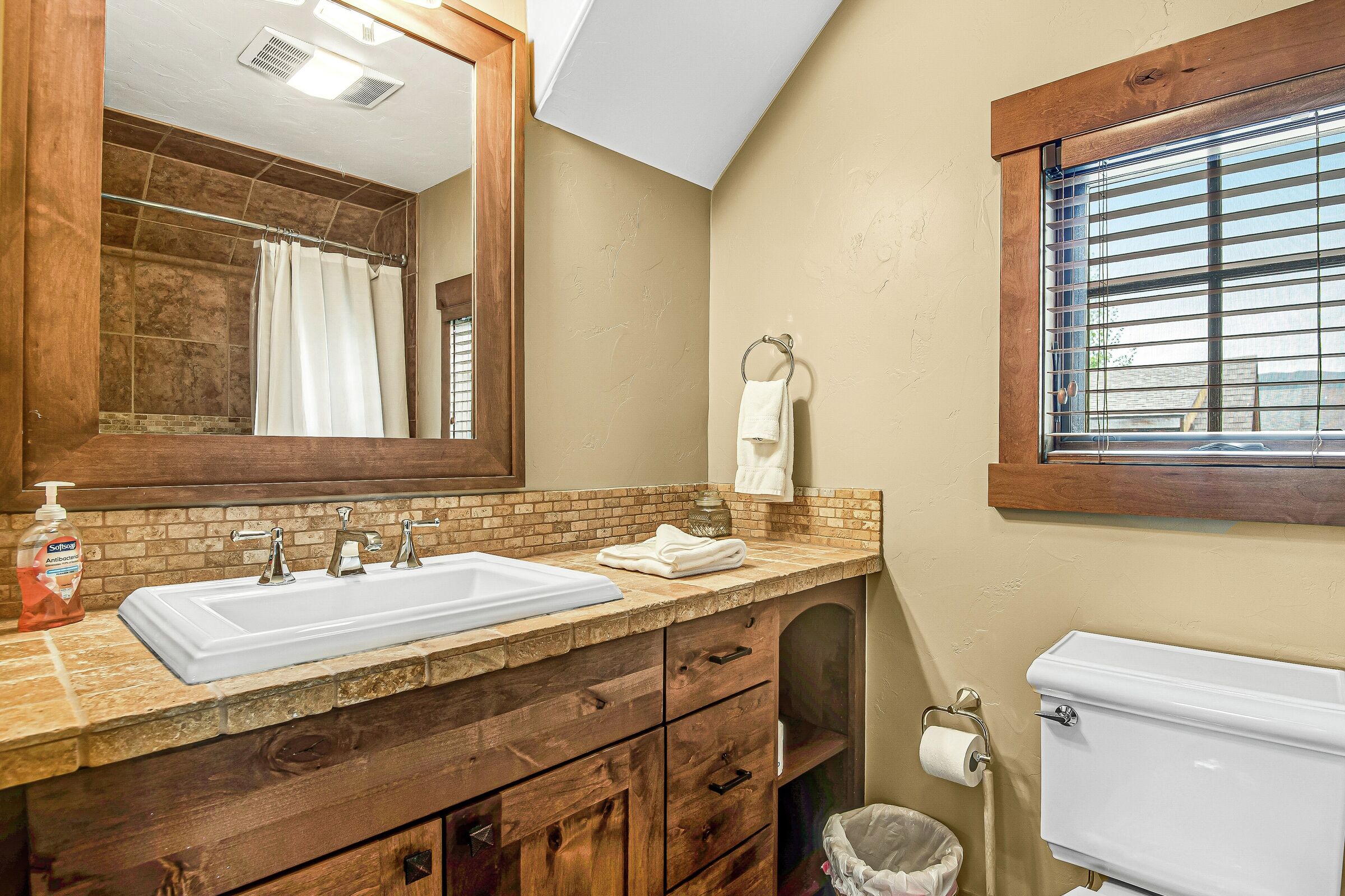 4 Bdrm 4 Bath HT - Loft Bathroom