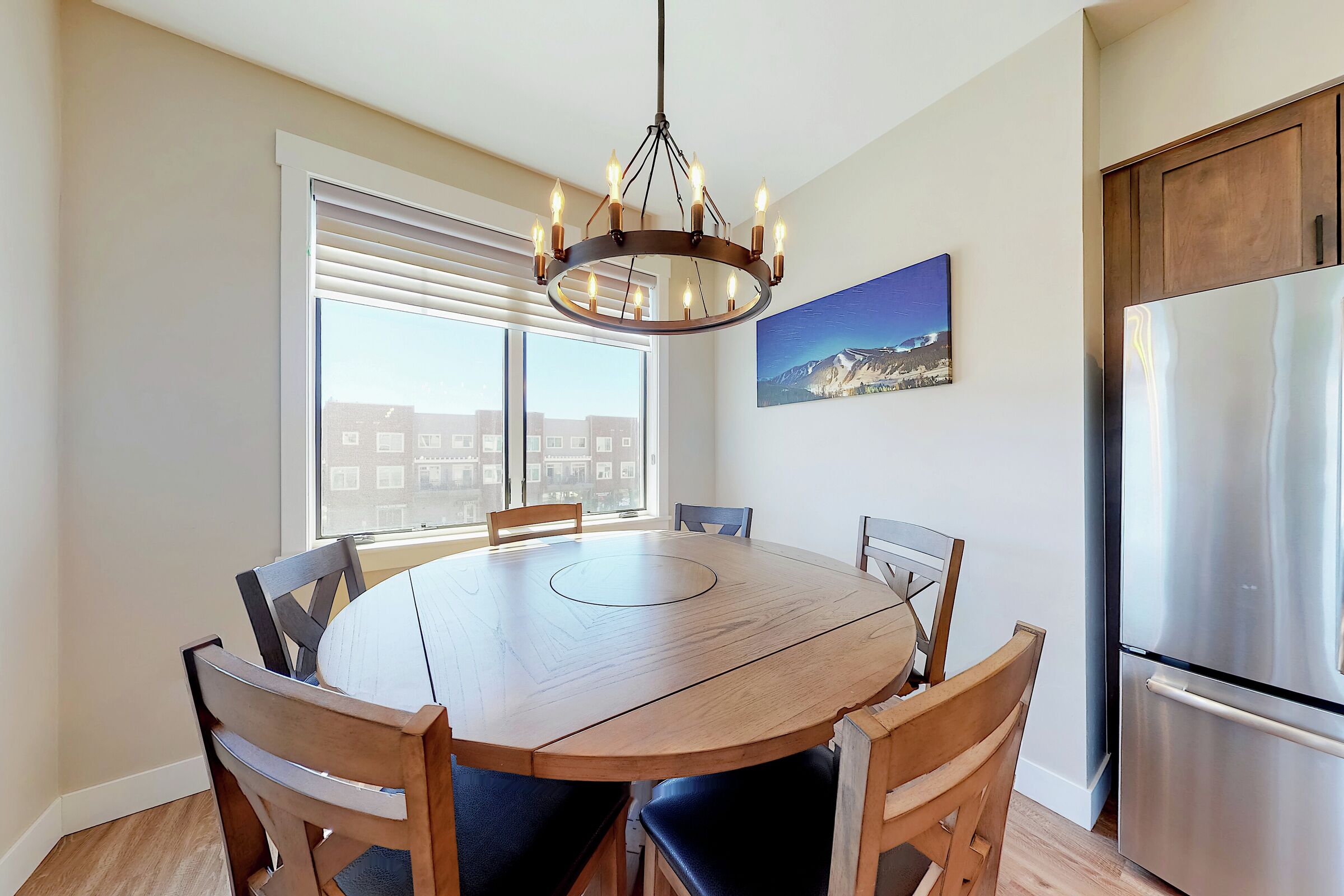 #301 - Modern Mountain Getaway - Dining Room