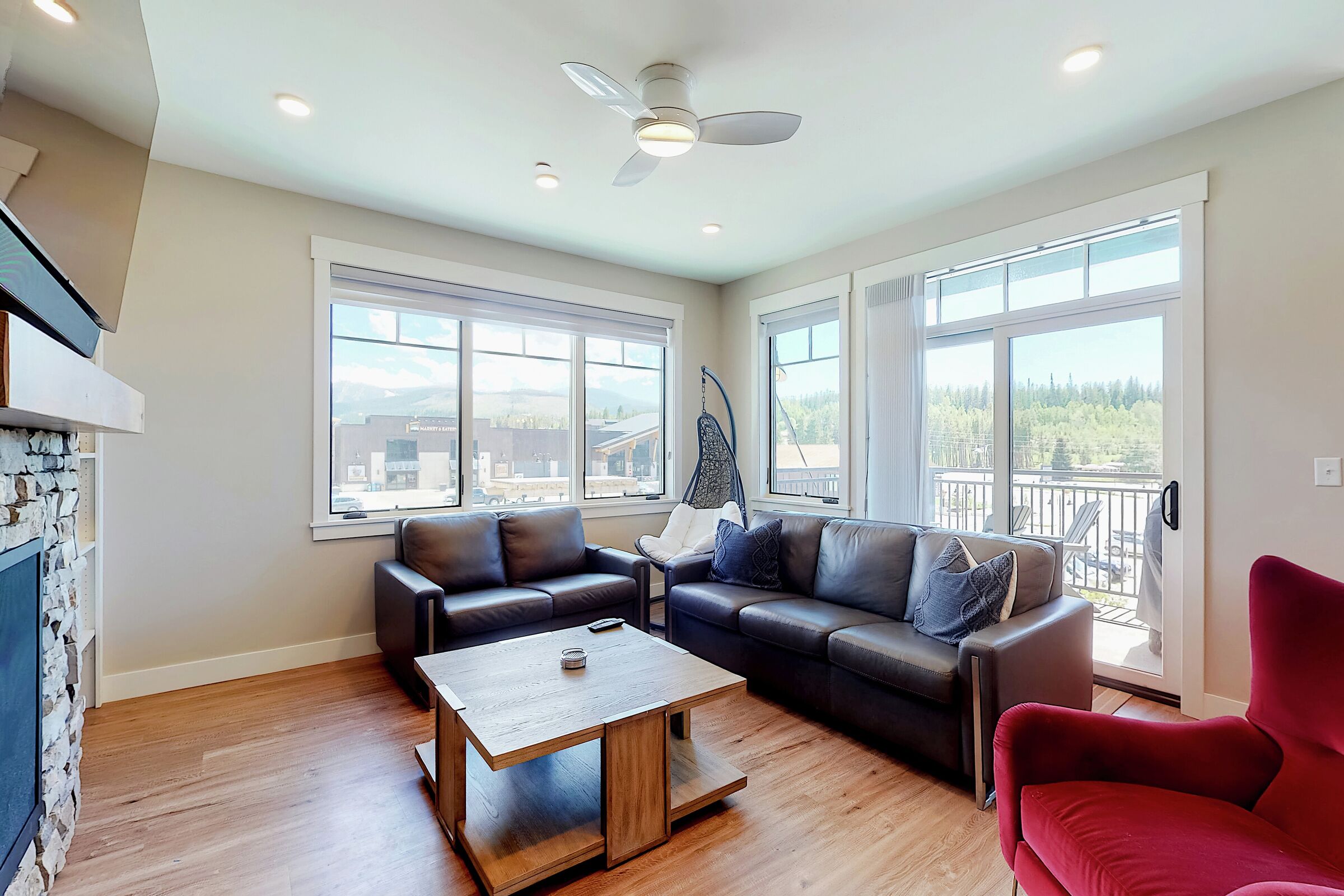 #301 - Modern Mountain Getaway - Living Area