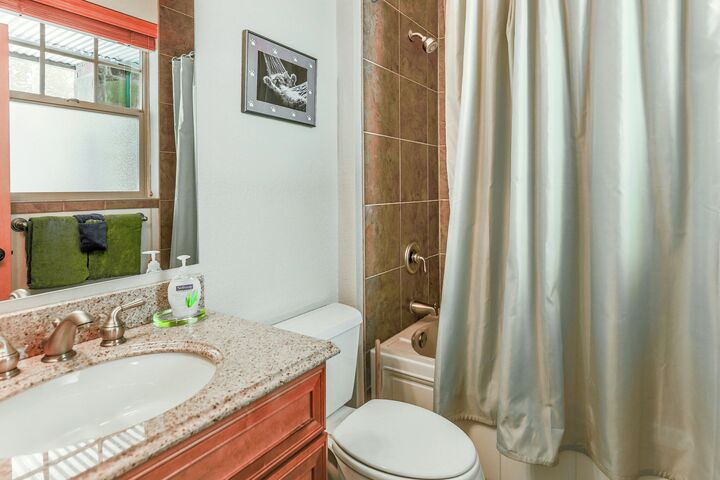 #105 - Red Quill - Ensuite Bathroom