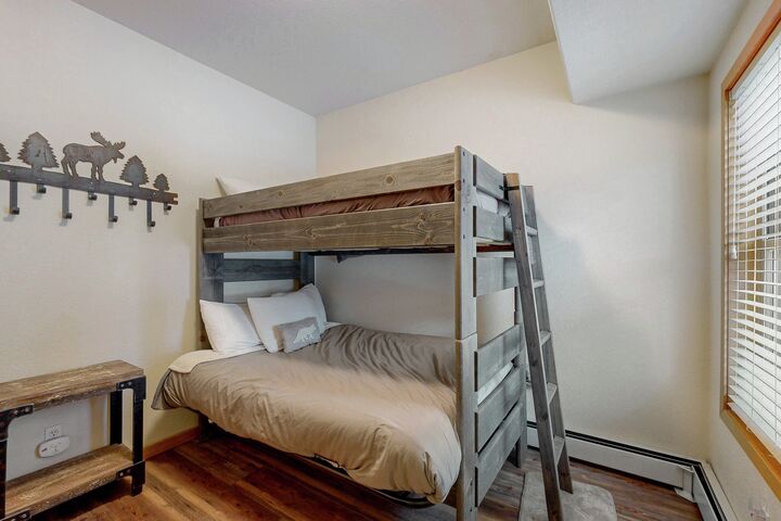 #101 - Cabin Sweet Cabin - Bedroom