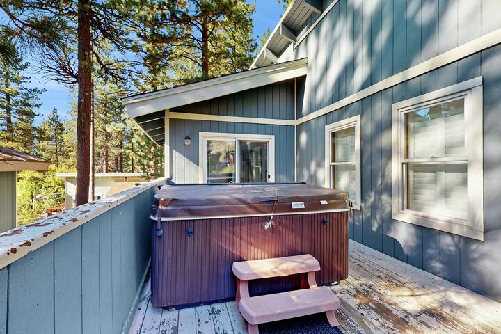 Saddle Road Sancutary Balcony with Private Hot Tub