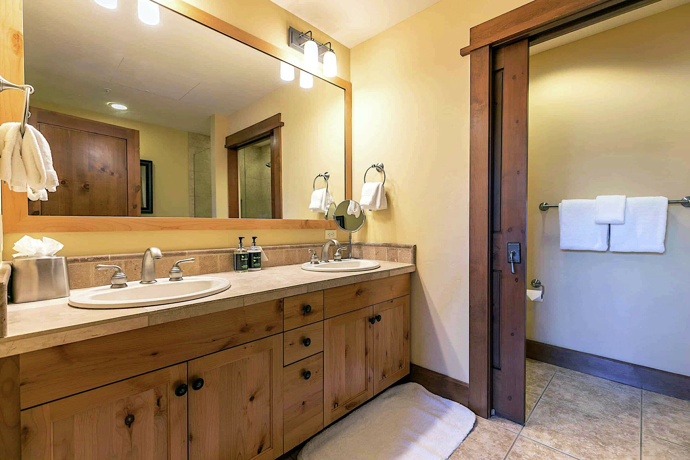 #107 North - Master Ensuite Bathroom