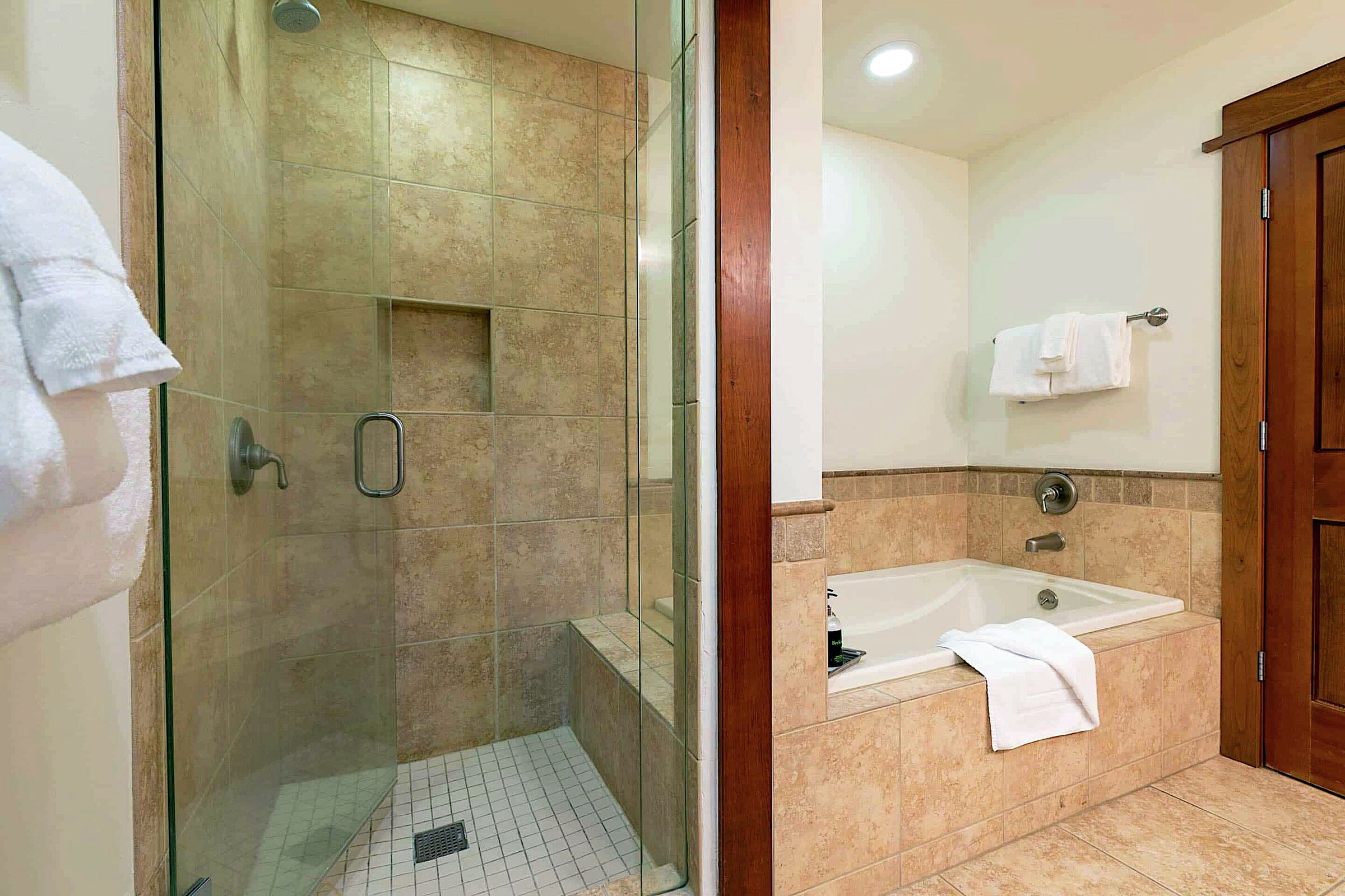 #207 North - Master Ensuite Bathroom