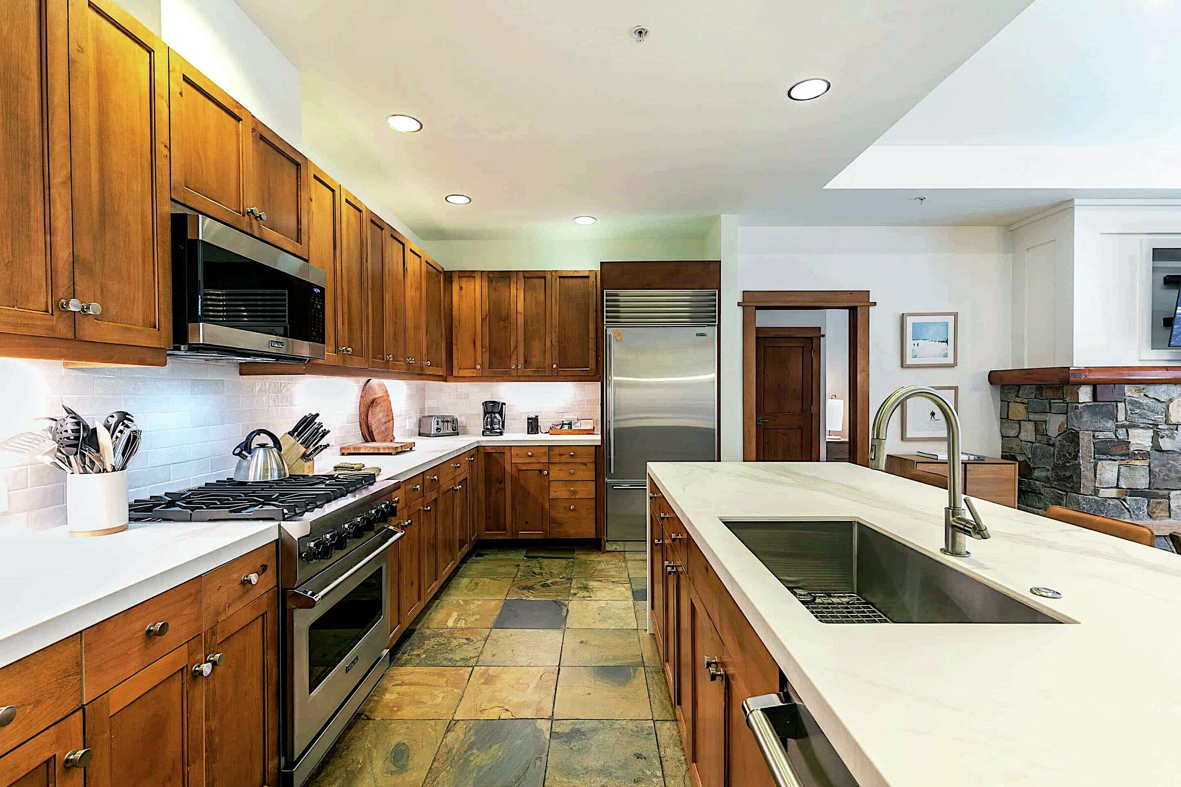 #302 North - Kitchen
