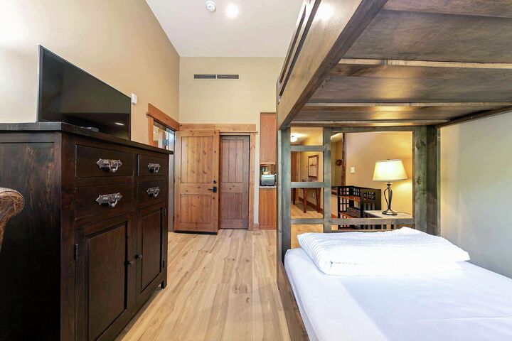 #101A - Junior Suite Living Area
