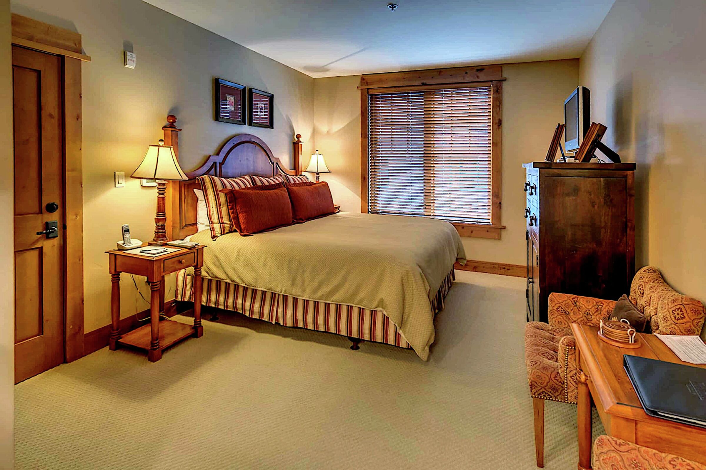 #206 - Junior Suite Bedroom