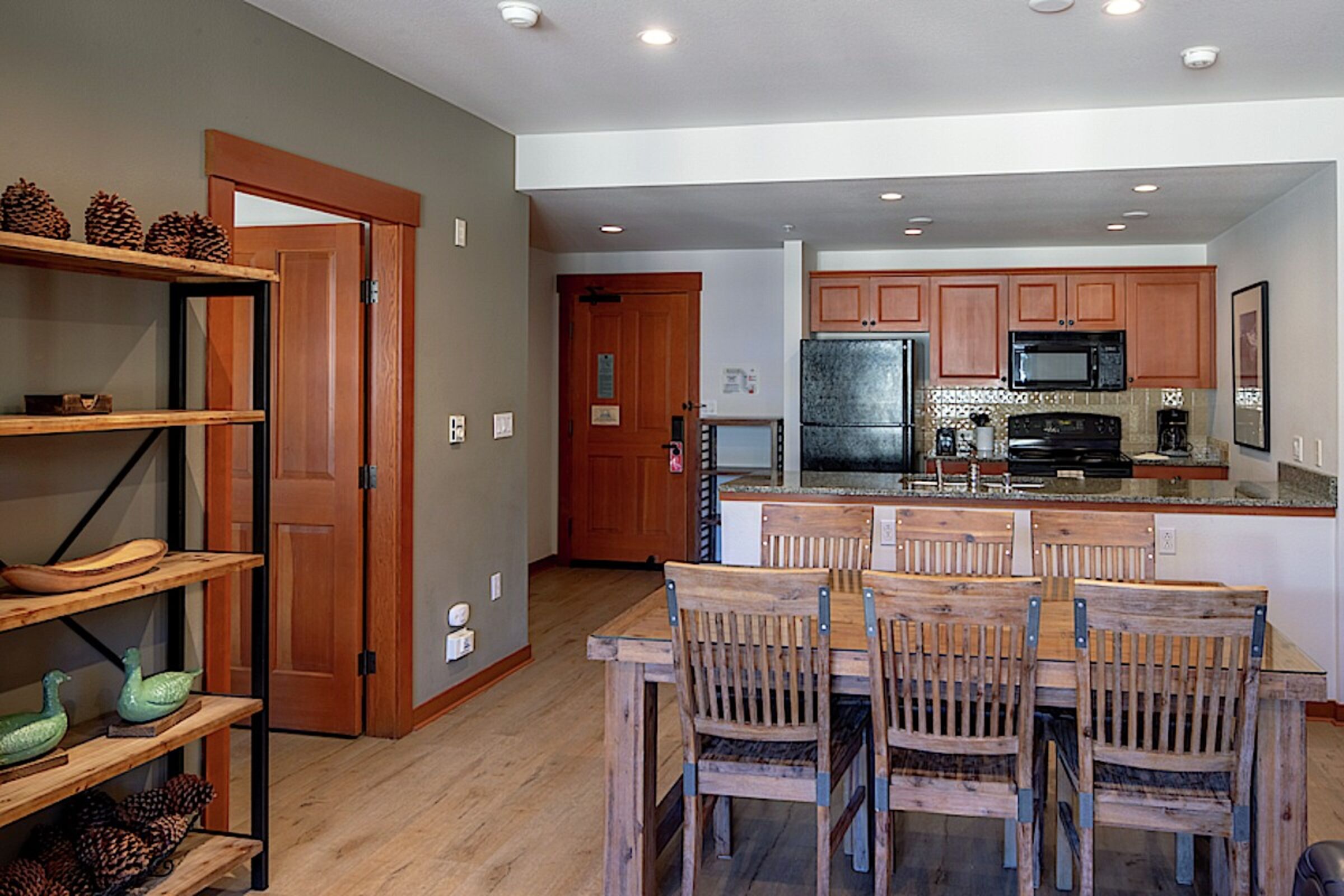 Dining Area & Kitchen