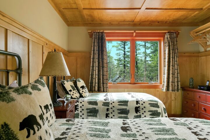 Deluxe 2 Bdrm Cabin - Bedroom
