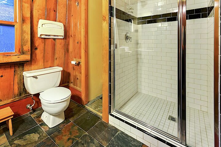 Historic 1 Bdrm Cabin - Bathroom