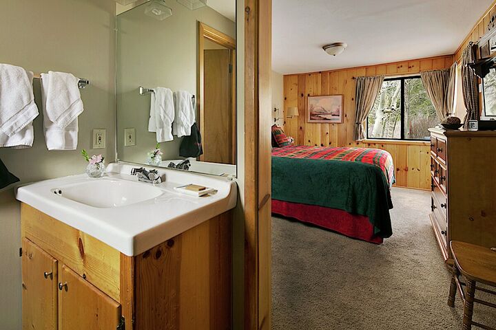 Historic 1 Bdrm Cabin - Bedroom