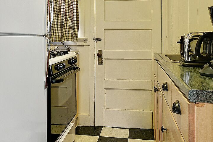 Historic 1 Bdrm Cabin - Kitchen