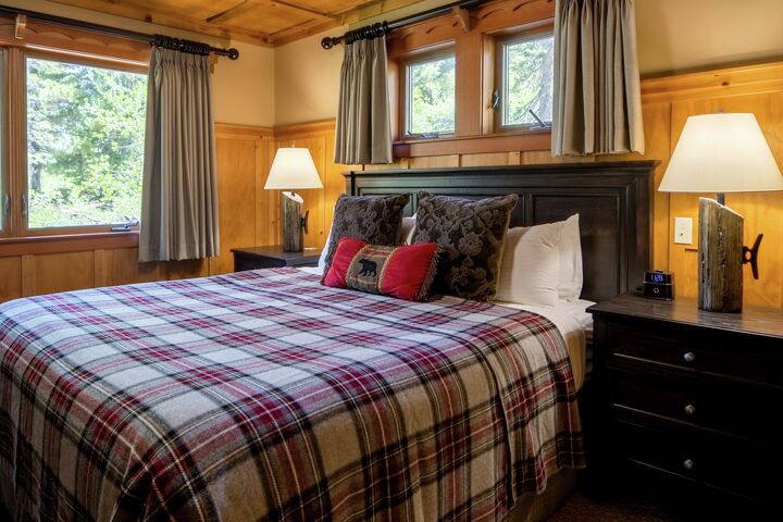 Deluxe 1 Bdrm Cabin - Bedroom