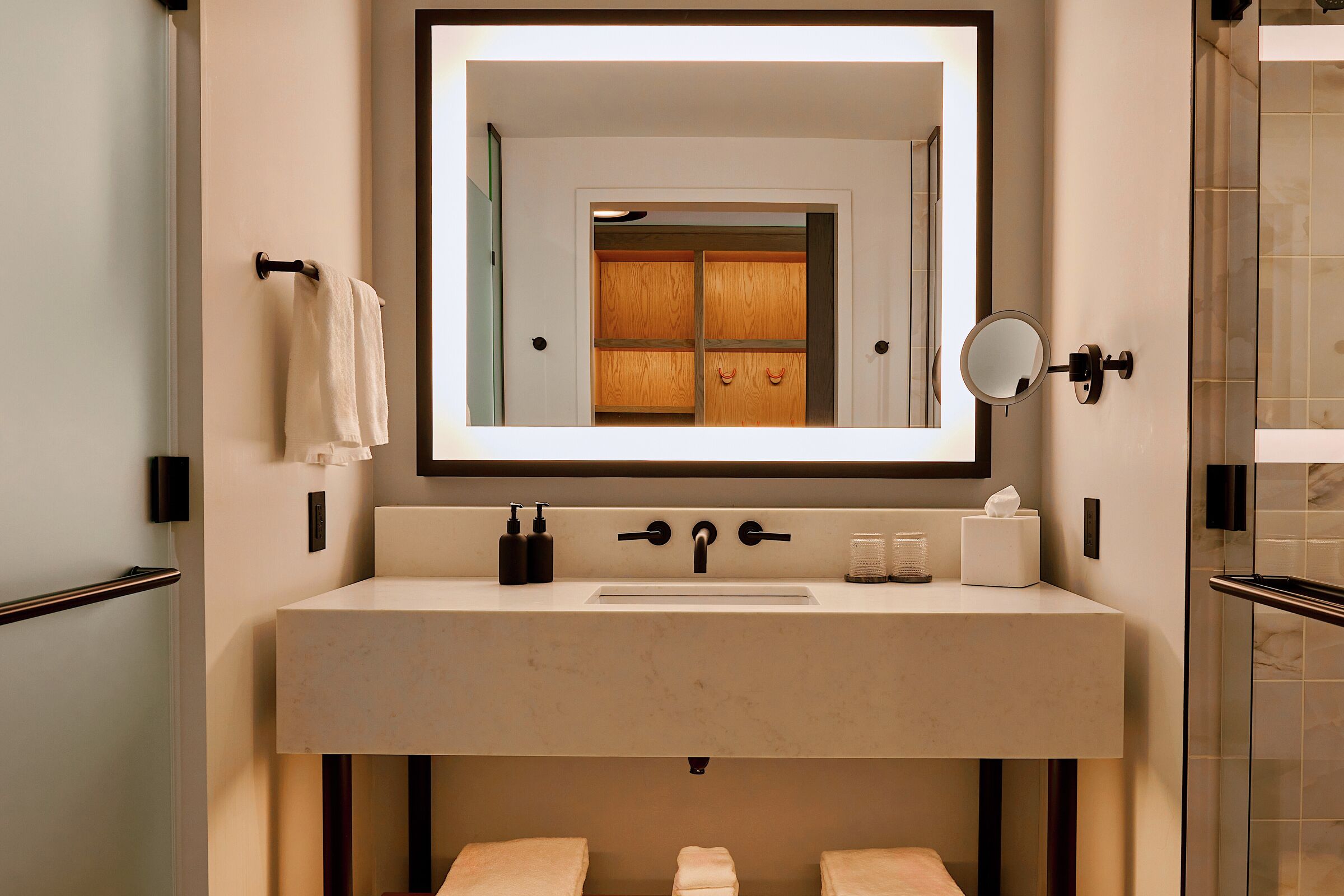 Bunks - Hotel Room Bathroom