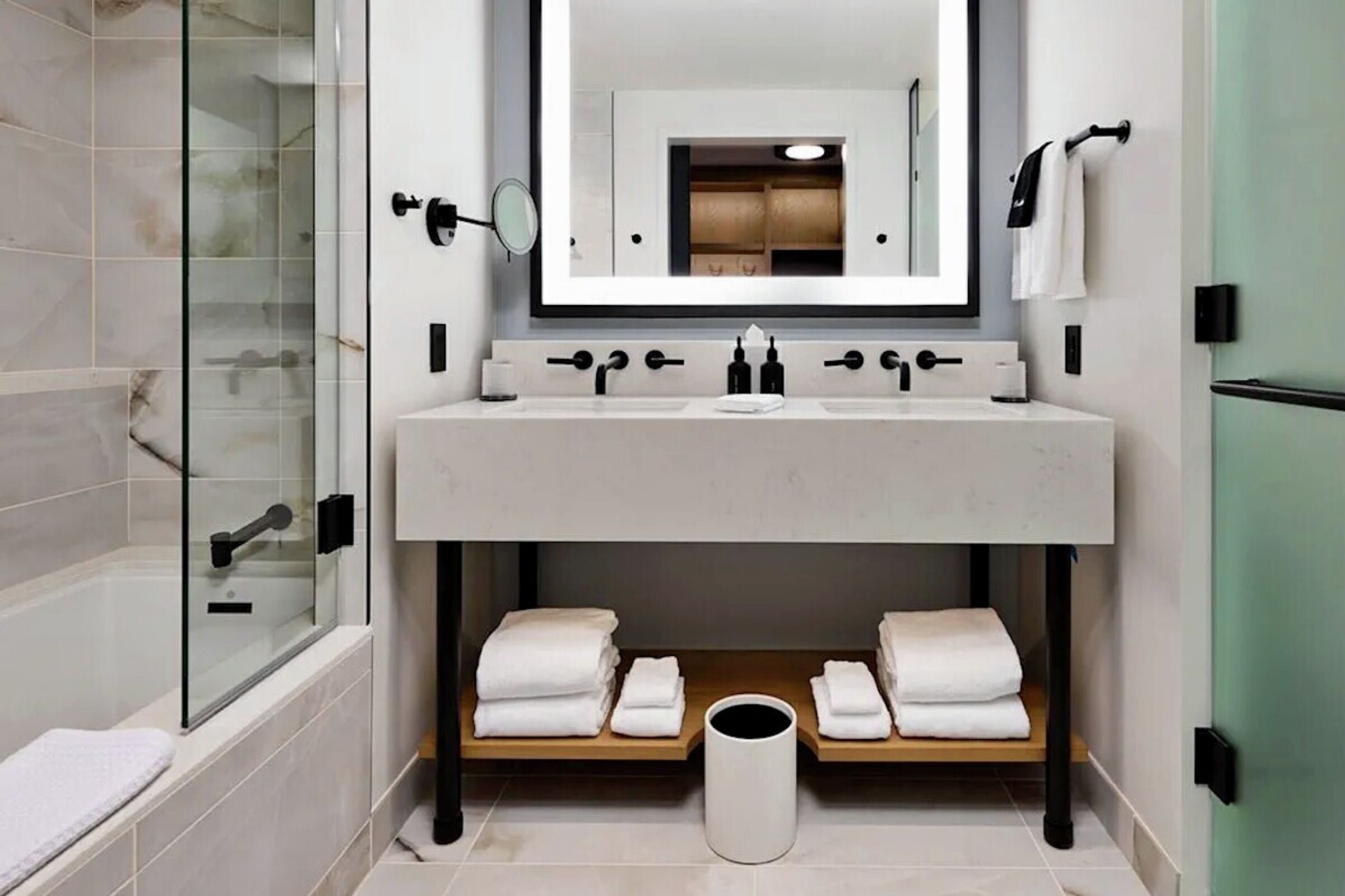 2 Queens - Hotel Room Bathroom