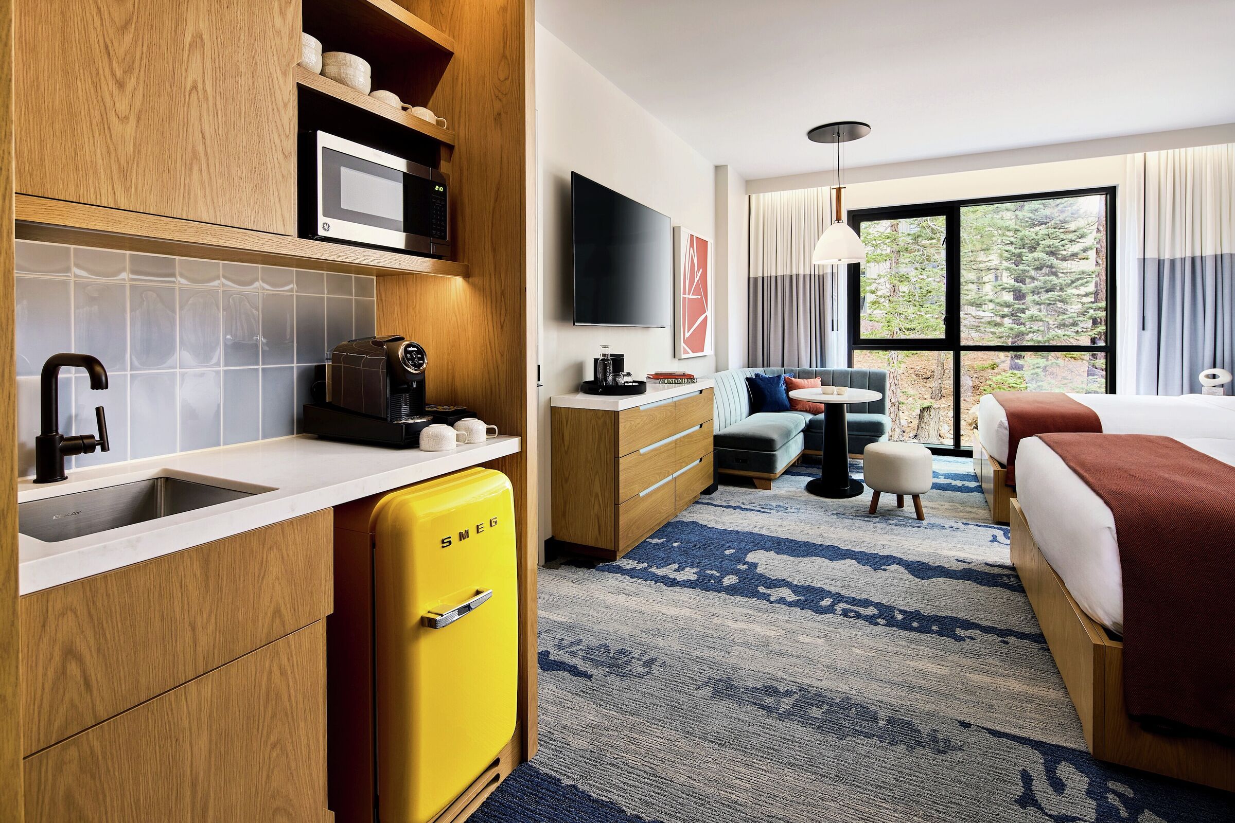 2 Queens - Hotel Room Kitchenette