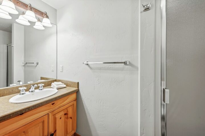 #311 - Wood Run Ski Haus - Ensuite Bathroom