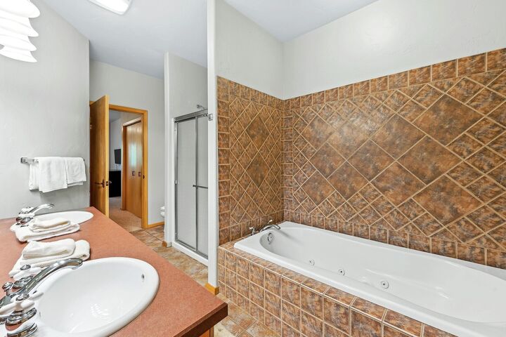 #311 - Wood Run Ski Haus - Master Ensuite Bathroom