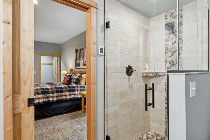4 Bdrm 3.5 Bath - Ensuite Bathroom