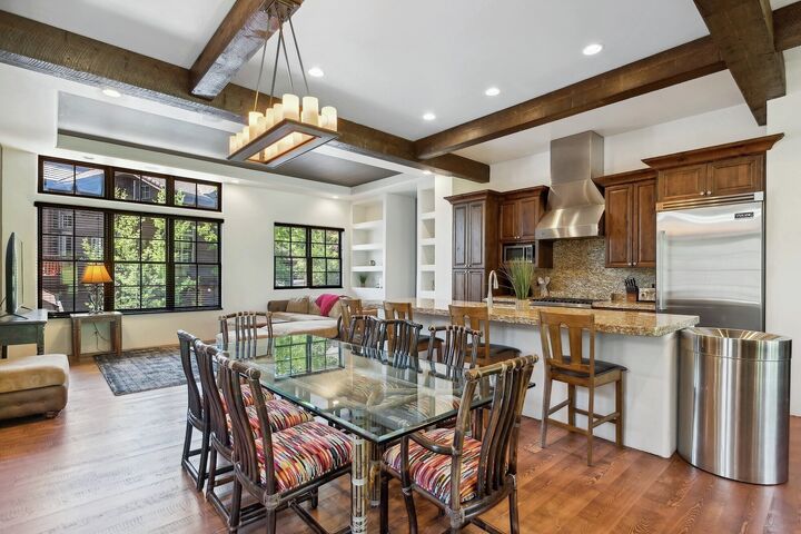 Dining Area & Kitchen