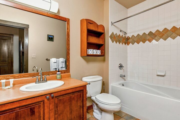 #107 - Columbine - Bathroom