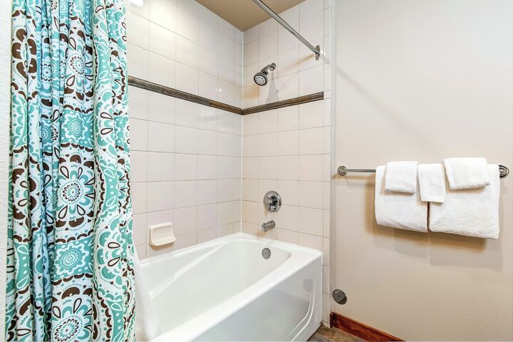 #101 - Red-Wing - Master Ensuite Bathroom