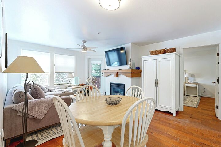 #304 - Josephine's Suite - Dining Area