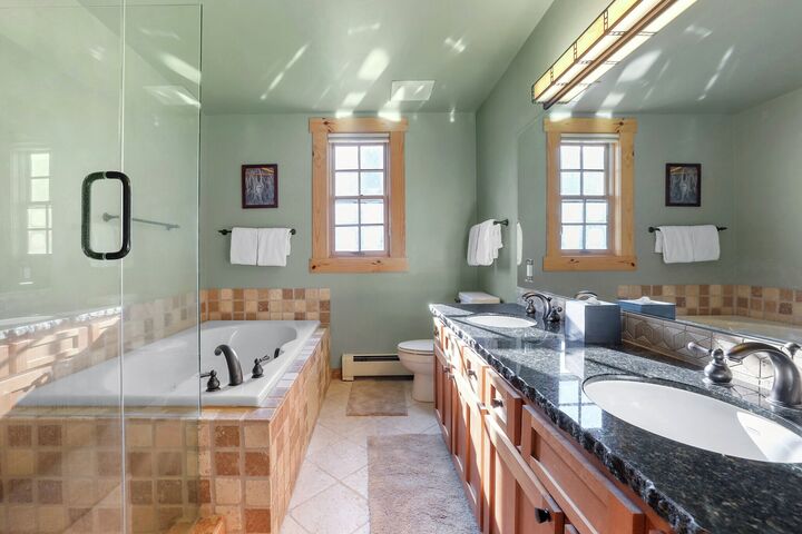 3 Bdrm Condo - Master Ensuite Bathroom