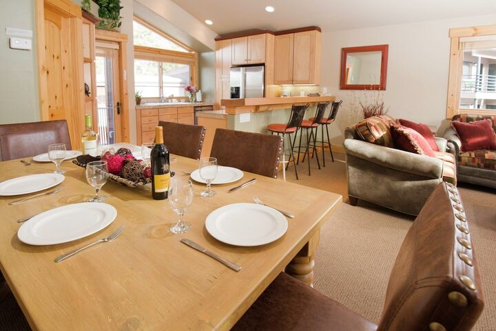 Luxury 2 Bdrm - Dining Area & Kitchen